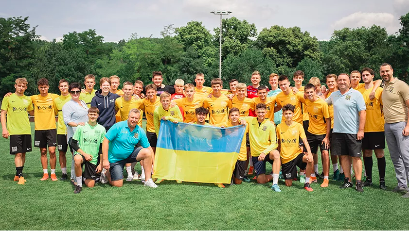 为30多名乌克兰的青少年球员提供发展