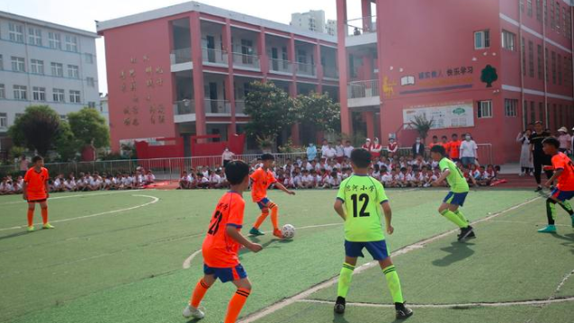 沱河小学普及校园足球运动 绽放炫丽体育之花