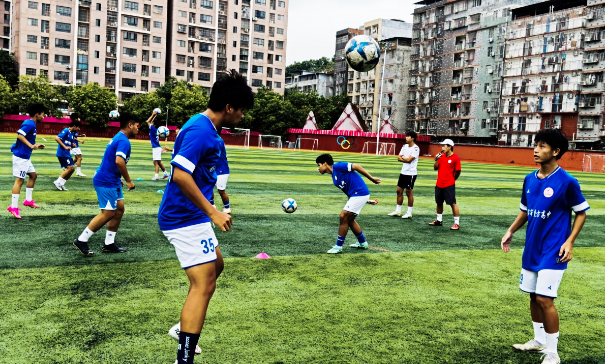 南宁东方外语高中练兵备战全国青少年足球预赛