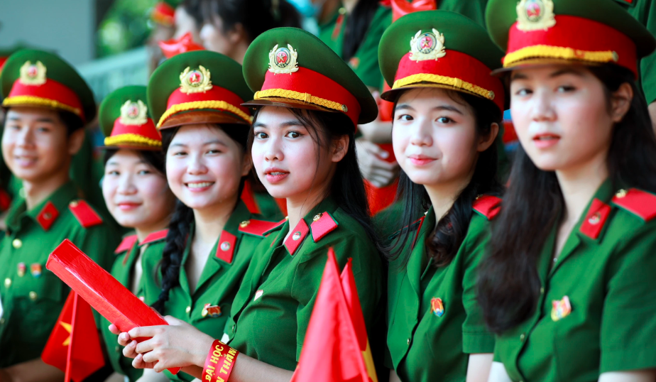 越南人民警察大学1000名学生被足球点燃